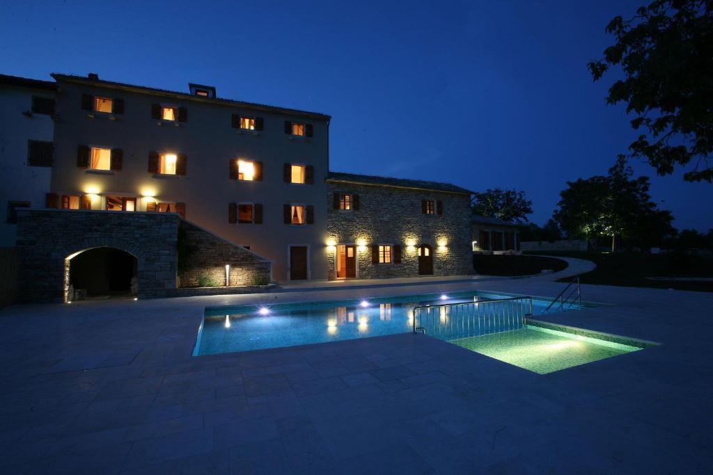 Villa Poropati, Groznjan, Istria - Luxury Countryside Estate For Up To 19 Persons - Large Pool Of 80M2 With Kids Section Oda fotoğraf