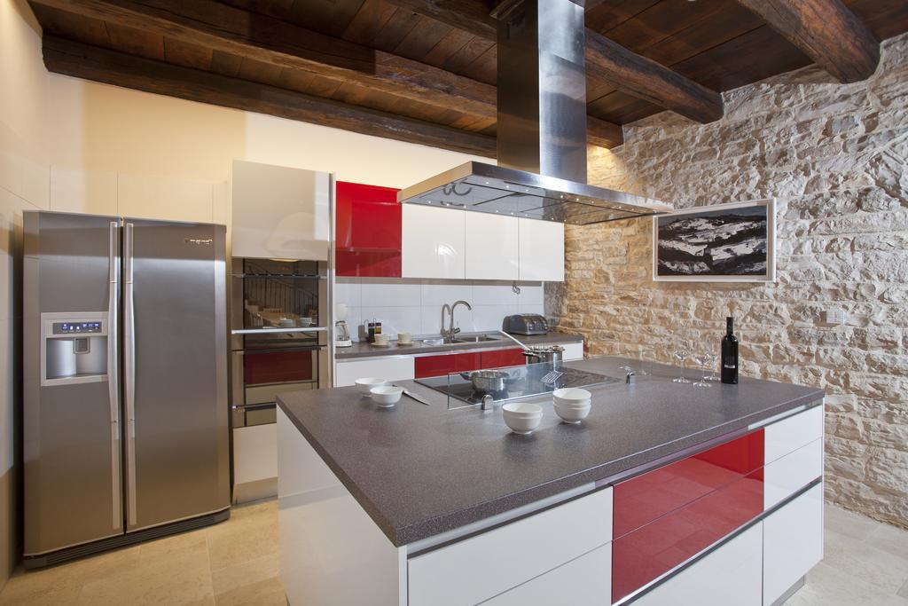 Villa Poropati, Groznjan, Istria - Luxury Countryside Estate For Up To 19 Persons - Large Pool Of 80M2 With Kids Section Dış mekan fotoğraf