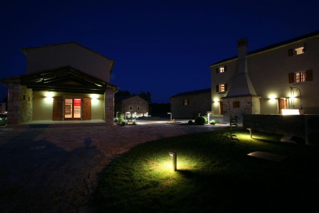 Villa Poropati, Groznjan, Istria - Luxury Countryside Estate For Up To 19 Persons - Large Pool Of 80M2 With Kids Section Oda fotoğraf